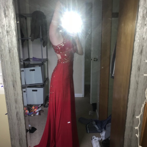 Open Back red gown - Picture 5 of 5